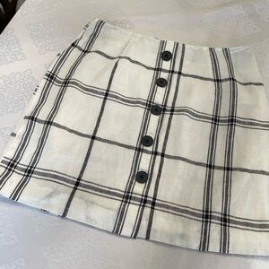 Forever 21 women’s 100%Linen white black plaid buttons front mini skirt size M